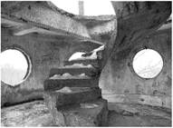 Железобетонная лестница на предпоследнем этаже башни. Псковская обл., с. Старые Липы, 1909 г.