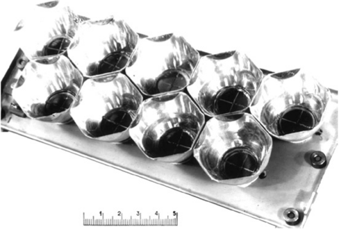 Блок фотоэлектрических модулей на основе алюминиевых укороченных фоконов с параметрическим углом 26,5°, изготовленных методом гальванопластики.