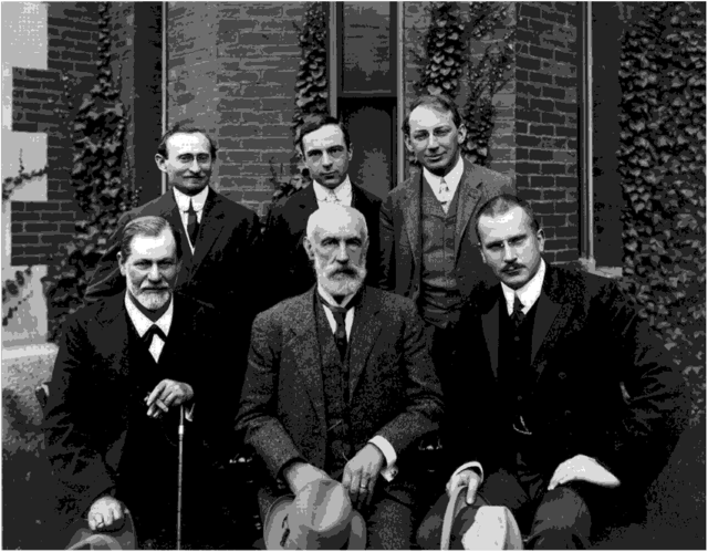 В переднем ряду слева направо: Зигмунд Фрейд, Г. Стенли Холл, Карл Юнг. На заднем плане слева направо: Эрнст Джоунс,.