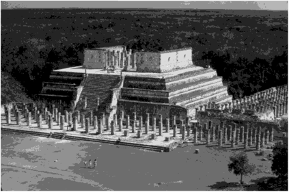 Храм воинов в городе Чичен-Ица (VII в. н. э.), обнаруженном в джунглях на севере полуострова Юкатан, на территории государства индейских племен майя (ныне Мексика).