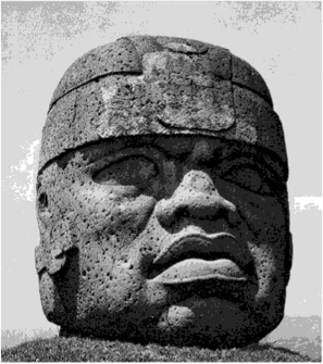 Одна из огромных каменных голов (высотой около 2 м), обнаруженная в джунглях юго-западной Мексики. Ольмекская культура.