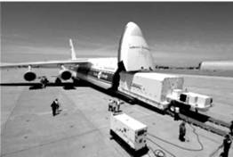Погрузка в самолет АН-124 искусственного спутника Земли для доставки на космодром.