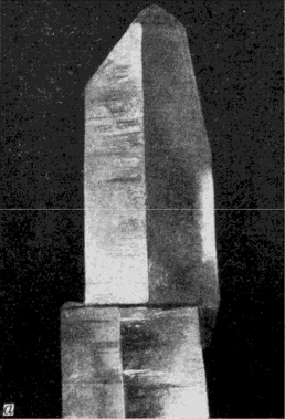 Кристалл кварца с верхней частью, перемещенной сдвигом. Барнавадж, Памир. 0,8 натур, вел.