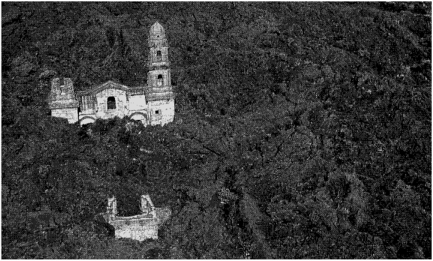 Церковь в пос. Сан-Хуан, частично погребенная под лавой вулкана Парикутин (Мексика) во время его извержения в 1943 г.