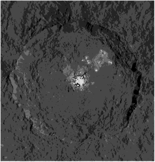 Яркие отложения солей внутри импактного кратера Оккатор на карликовой планете Церера (Фото.