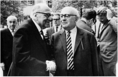 М. Хоркхаймер (слева), Т. В. Адорно (справа) и Ю. Хабермас (на втором плане крайний справа) на конференции, посвященной социологии М. Вебера. Гейдельберг, 1964. Фото Й. Шапиро / Jeremy.