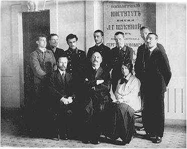 Г. И. Челпанов среди членов Психологического института: слева – К. Н. Корнилов, справа – Н. Н. Ладыгина-Коте, во втором ряду четвертый слева – А. А. Смирнов, шестой – С. В. Кравков, седьмой – А. Ф. Лосев. 1914 г.