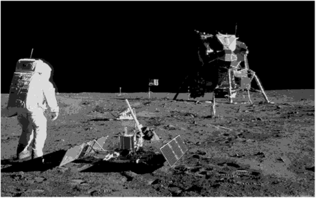 Первые в мире люди на Луне (посадочный модуль космического корабля «Apollo-11», NASA, 1969).