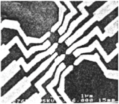 Фотография одноэлектронного транзистора, выполненная с помощью сканирующего электронного микроскопа [39].