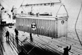 Погрузка первых контейнеров Малькольма Маклина на переоборудованный для контейнерных перевозок танкер Ideal X.
