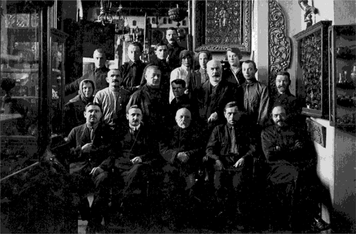 А. Н. Лявданский (в нижнем ряду первый слева) среди работников Смоленского музея.
