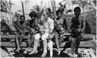 Б. Малиновский (в центре) с туземцами на Тробрианских островах. 1918 г.