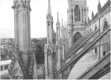 Аркбутаны и контрфорсы собора в г. Йорке, Англия.
