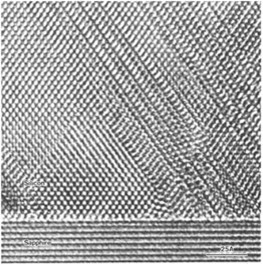 Поперечное сечение кремния, выращенного на сапфировой подложке (ось [110] решетки кремния перпендикулярна плоскости рисунка) [12].