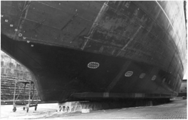 Системы катодной защиты на подводной части корпуса атомного ледокола «50 лет Победы». Биметаллические платино-ниобиевые аноды в изоляционных основах из высокопрочного стеклопластика.