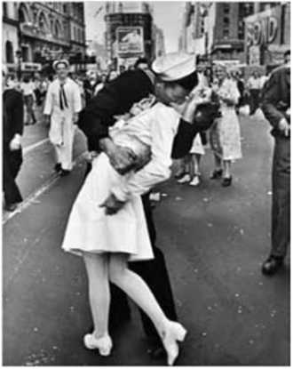 А. Айзенштадт. Американский матрос целует незнакомую медсестру в толпе гуляющих на Таймс-Сквер Нью-Йорка.
