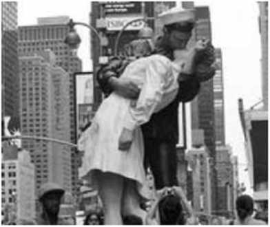 Статуя на Таймс-Сквер, изображающая легендарный поцелуй со снимка А. Айзснштадта.