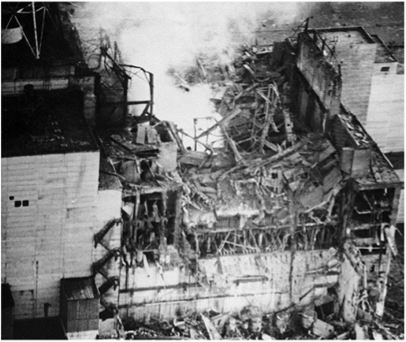 Вид на четвертый блок ЧАЭС после взрыва.