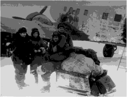 Научный сотрудник Центрального музея Красной Армии М. К. Назарова и летчики, доставившие собранные на Донском фронте реликвии. Январь 1943 г. ЦМВС.
