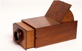 Рис. 2 Типы камеры Обскура: (a) единый корпус с выдвижным тубусом объектива и (b) раздвижной корпус с перемещающейся объективной доской. [11,12].