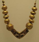 Ожерелье из Триалети; 2000;1500 г. до н.э.; золото, агат и карнеол. Грузинский национальный музей.
