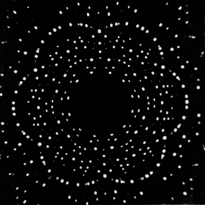 ДИФРАКЦИОННАЯ КАРТИНА ЛАУЭ, обнаруживающая ось симметрии 6-го порядка (получена пропусканием рентгеновского излучения сквозь тонкий кристалл берилла).