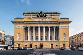 Здание Александринского театра в Санкт-Петербурге на площади Островского было построено в 1832 году по проекту Карла Росси.