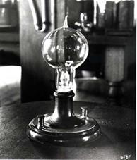 Рис. 1 Лампа накаливания. 1 - нить накала (в некоторых лампах монтируется вертикально - вдоль оси стеклянной опорной ножки); 2 - цоколь; 3 - стеклянный баллон.