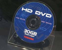 Двуслойный диск HD-DVD-ROM емкостью 30 Гбайт.