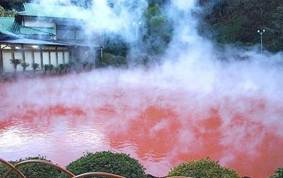 Кровавый пруд (Chinoike Jigoku) - это один из самых известных источников Беллу, который находится в Японии. В Японии, возле города Беппу (Beppu), насчитывается несколько подобных мест, которые сами японцы называют адом. Итак, разберемся, почему же адом?