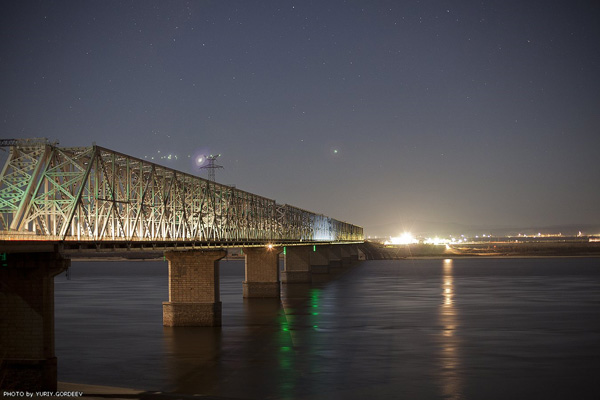 Общий вид моста через р. Амур в ночное время.