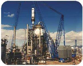 Идет монтаж реактора (сепаратора) каталитического крекинга на установке по проекту компании International Alliance Group.