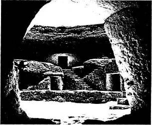 Освещенный сверху вход в древний подземный город в Африке.